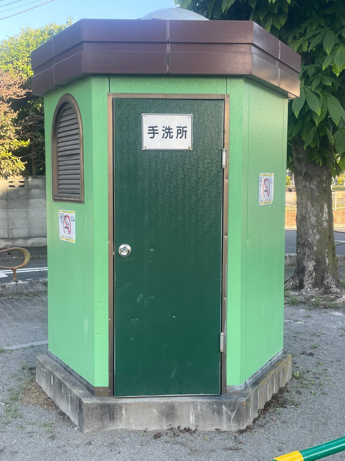 緑色の手洗所（トイレ）