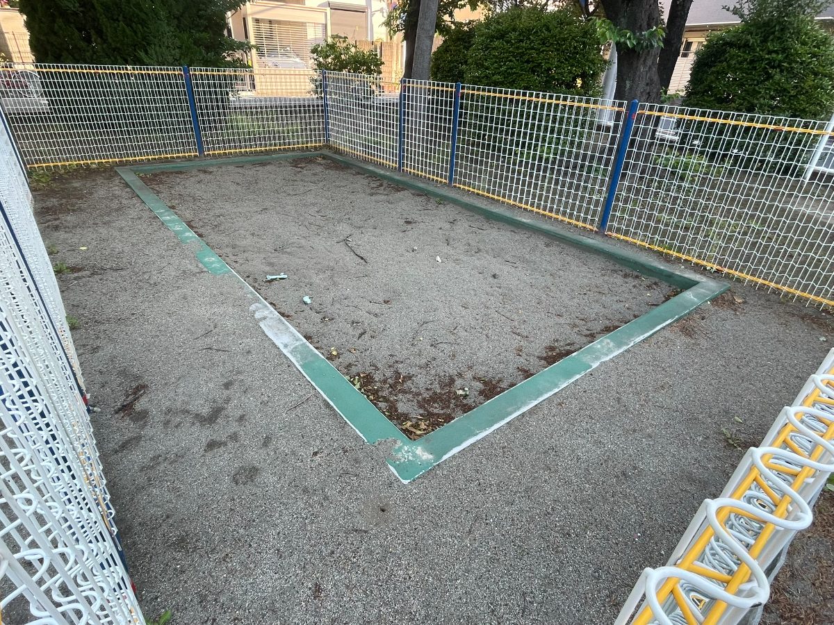 フェンスに囲まれた広めの砂場
