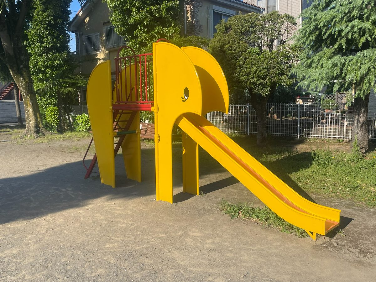 元蕨第一公園のゾウ型滑り台。黄色い象の形をしたユニークな滑り台遊具