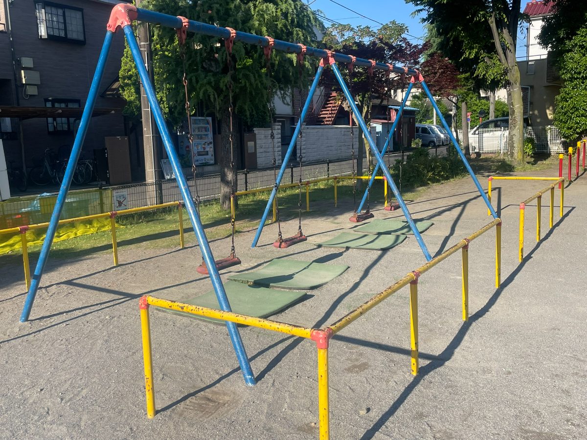 元蕨第一公園のブランコ。青いフレームのブランコが4連で並ぶ