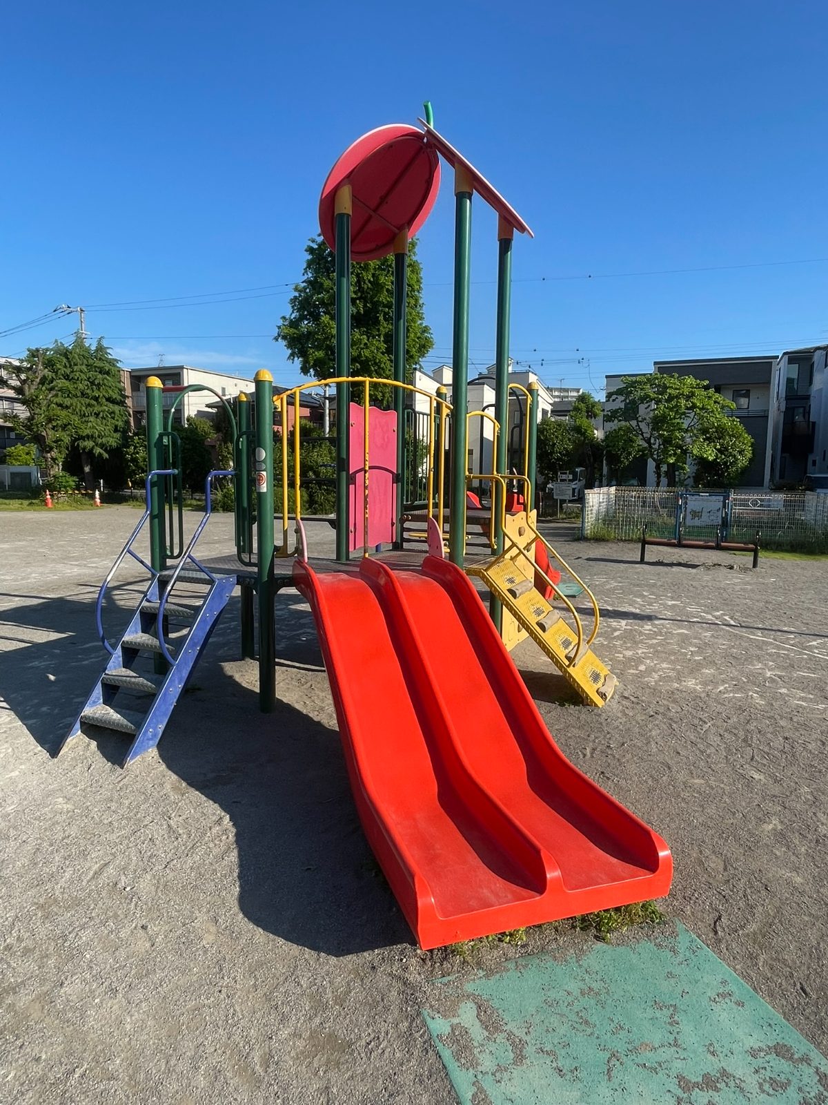 元蕨第一公園の複合遊具。赤いダブルスライダー付きの大型複合遊具