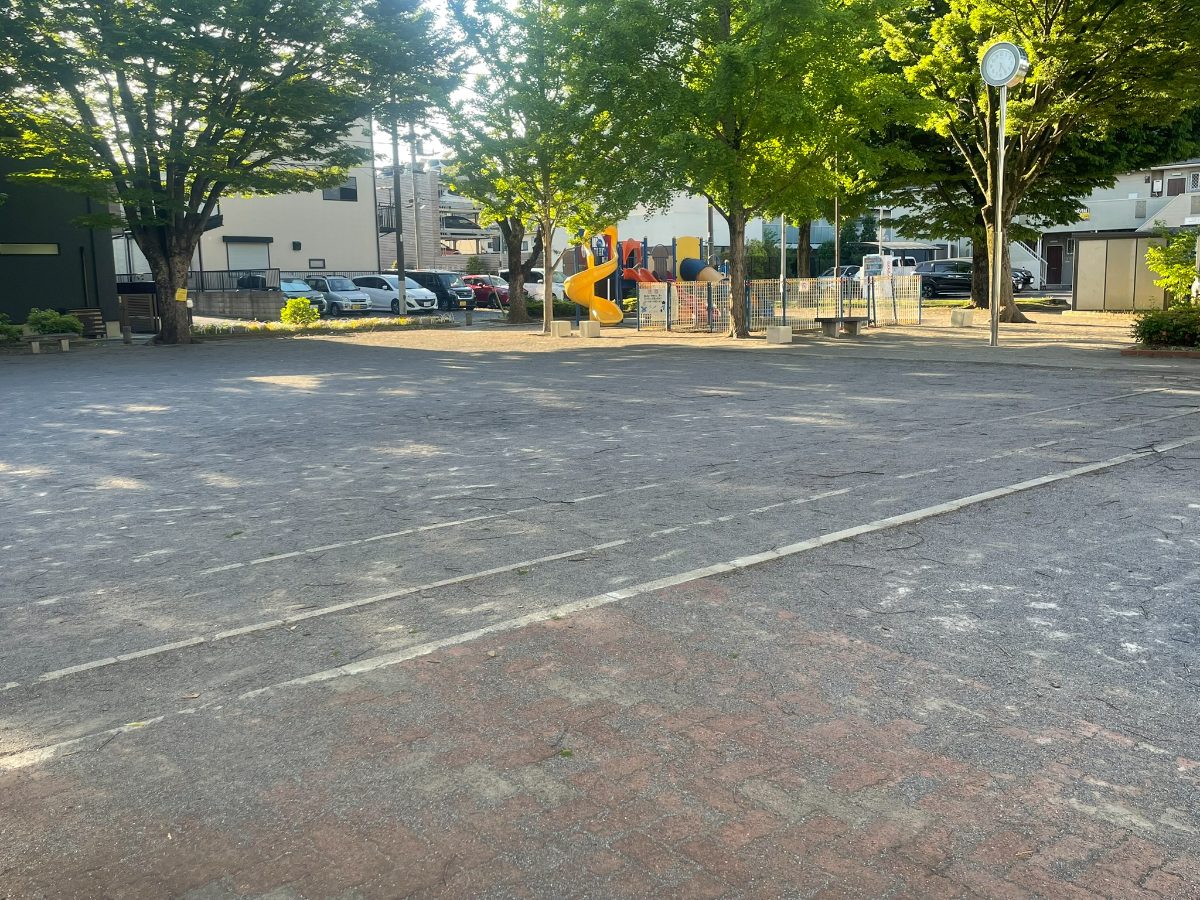 東町公園 広い多目的広場と遠景の複合遊具