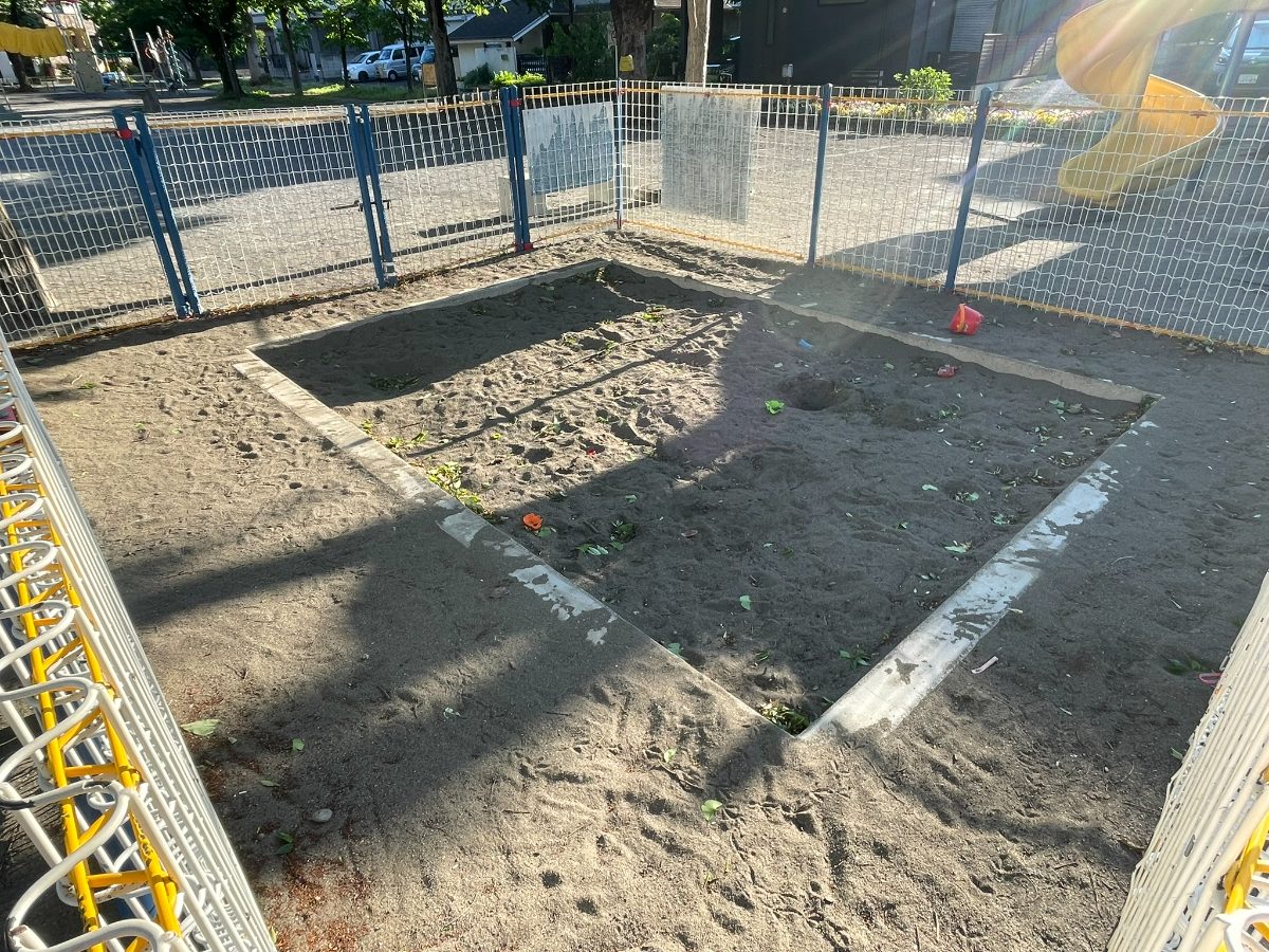 東町公園 フェンスで囲まれた砂場エリア