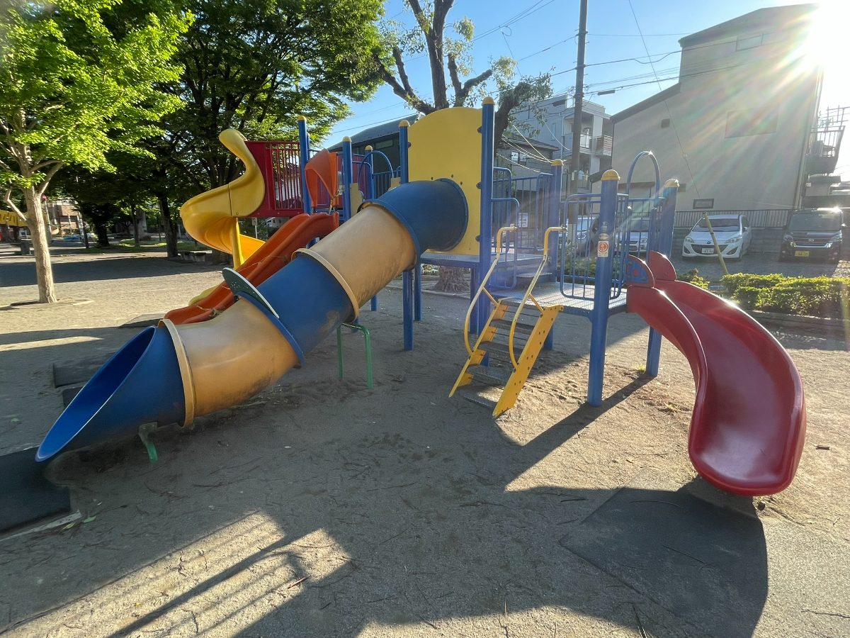東町公園 カラフルなトンネル型複合遊具とすべり台