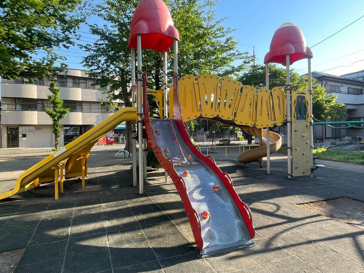 東町公園 ロケット型複合遊具とウェーブすべり台