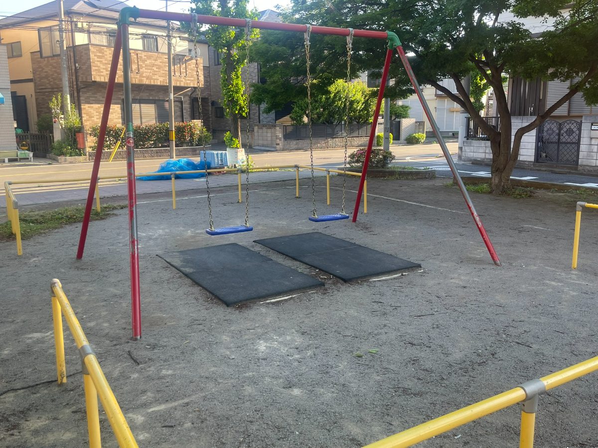 東町公園 青いブランコ2基とゴムマット