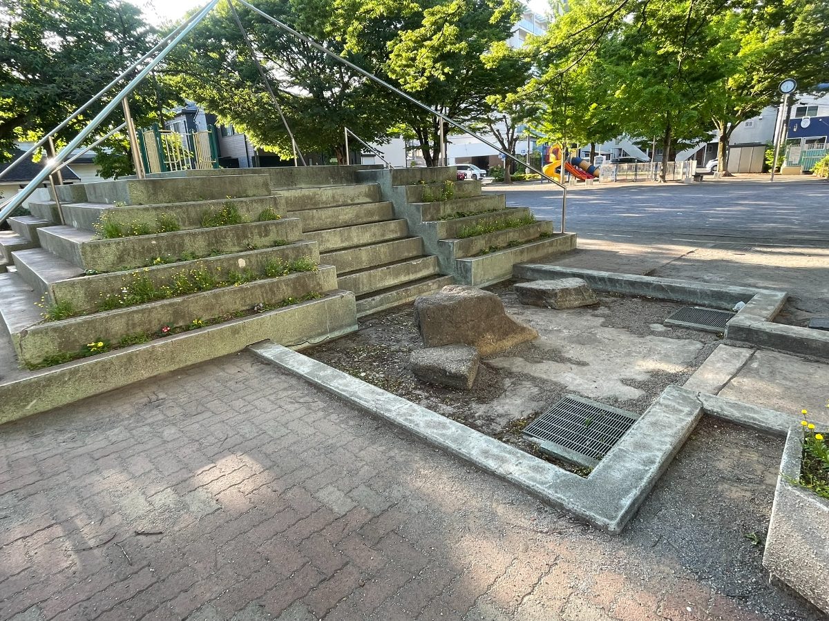 東町公園 ピラミッド状の広場スペースと水路