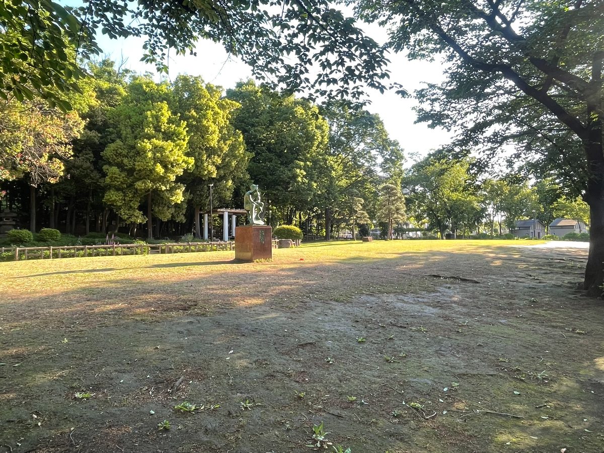 後谷公園 緑の銅像モニュメントと芝生広場の風景