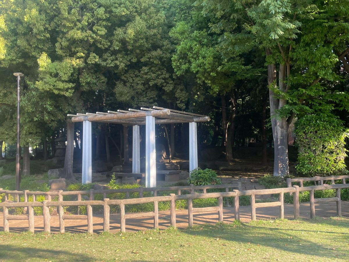 後谷公園 白柱と丸太屋根の屋根付き休憩スペース