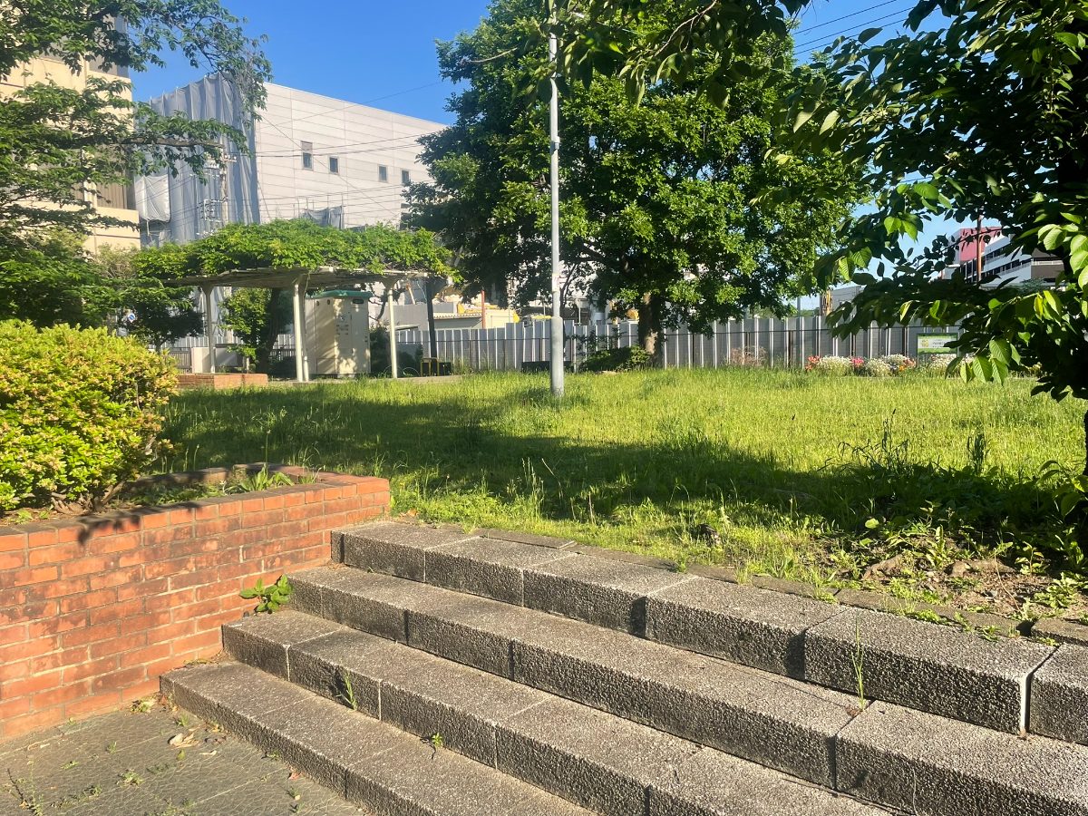 後谷第一公園の看板と緑豊かな入口