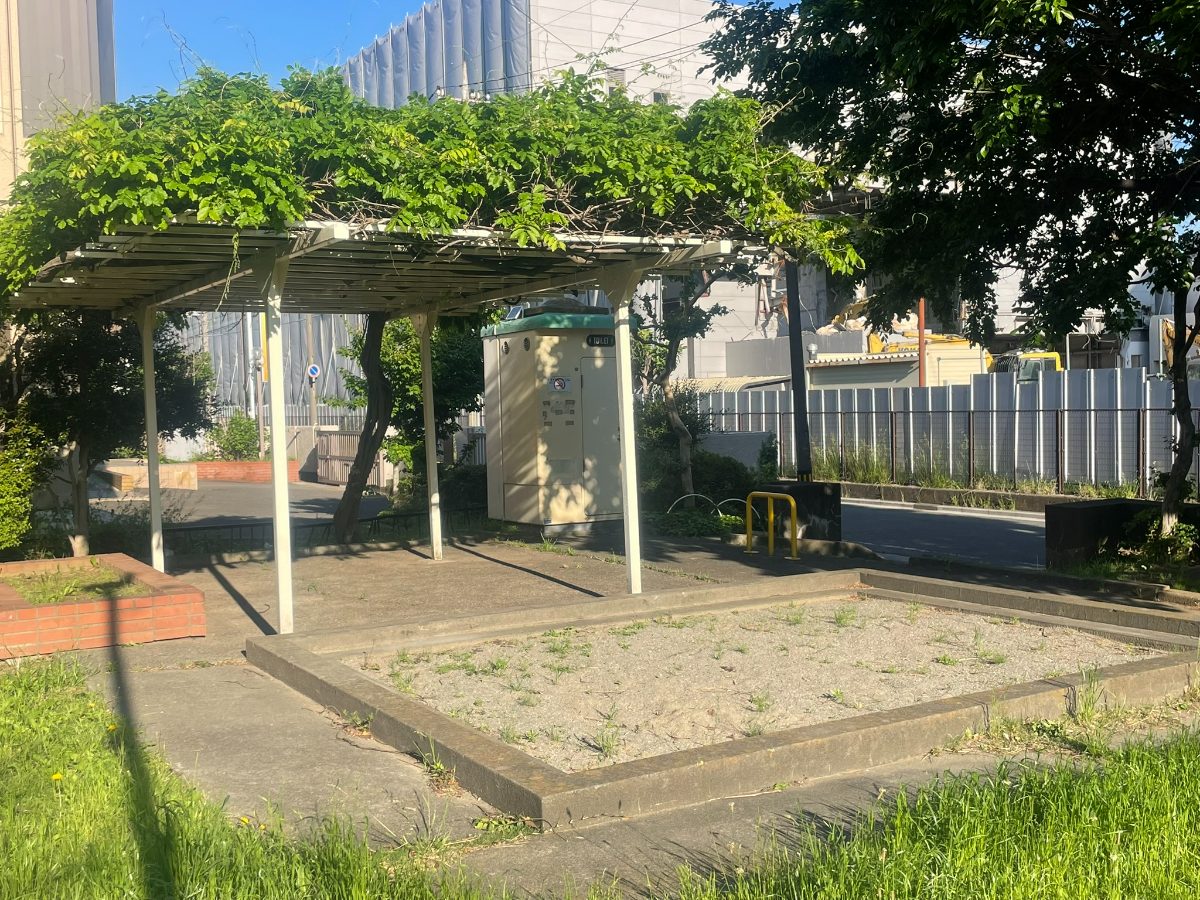 後谷第一公園の藤棚（パーゴラ）と砂場エリア