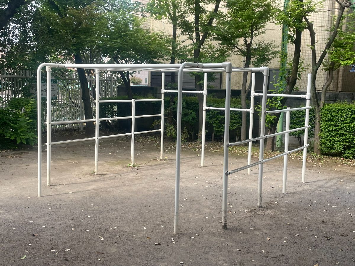 川岸公園 白いジャングルジム（登り遊具）