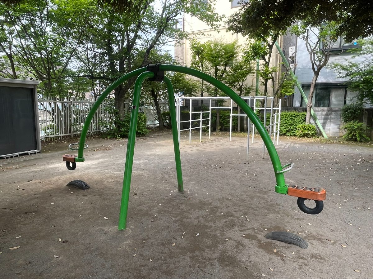 川岸公園 緑色のアーチ型タイヤブランコ遊具