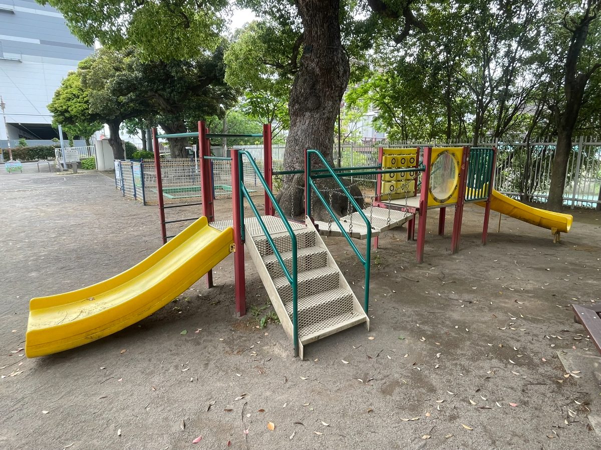 川岸公園 黄色いすべり台2基付きの複合遊具