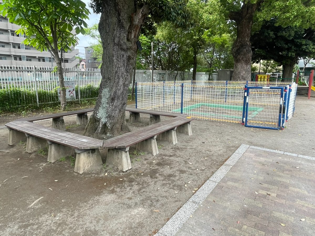 川岸公園 大木を囲む四角形ベンチと砂場フェンス