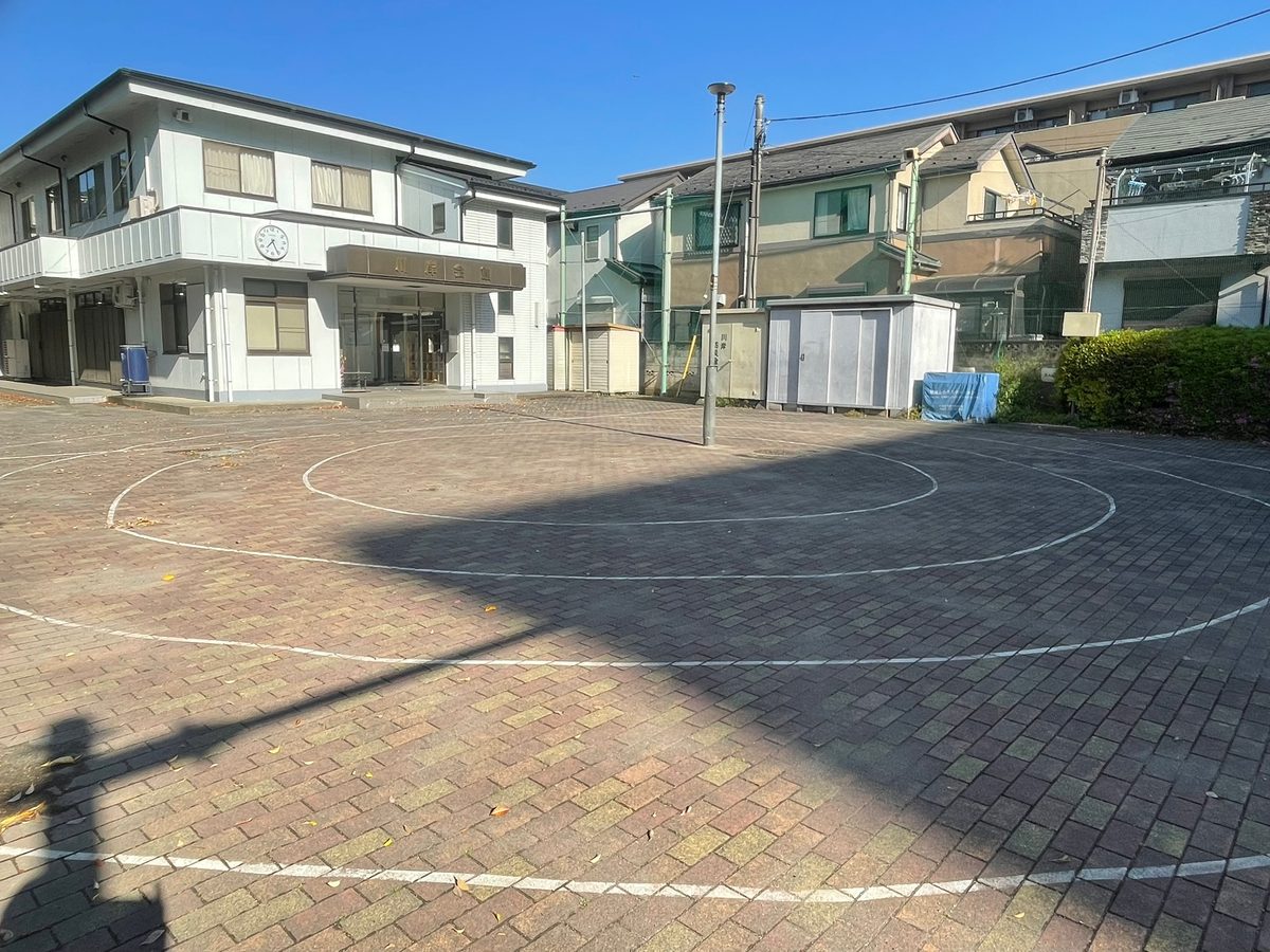 川岸公園 円形のラインのある煉瓦敷き広場と川岸会館