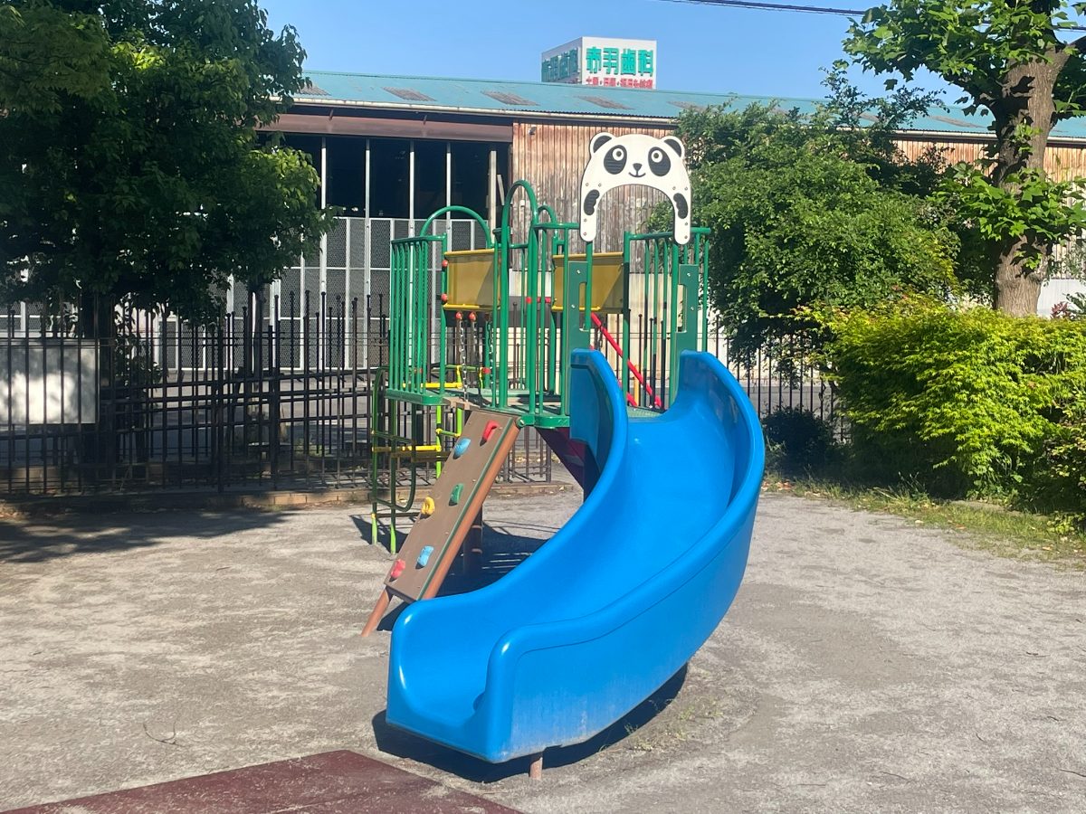 本町1丁目児童遊園地 パンダ顔の複合遊具と青いカーブすべり台