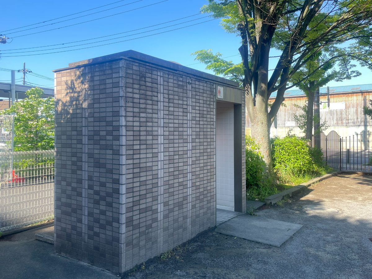 本町1丁目児童遊園地 タイル外壁の公衆トイレ
