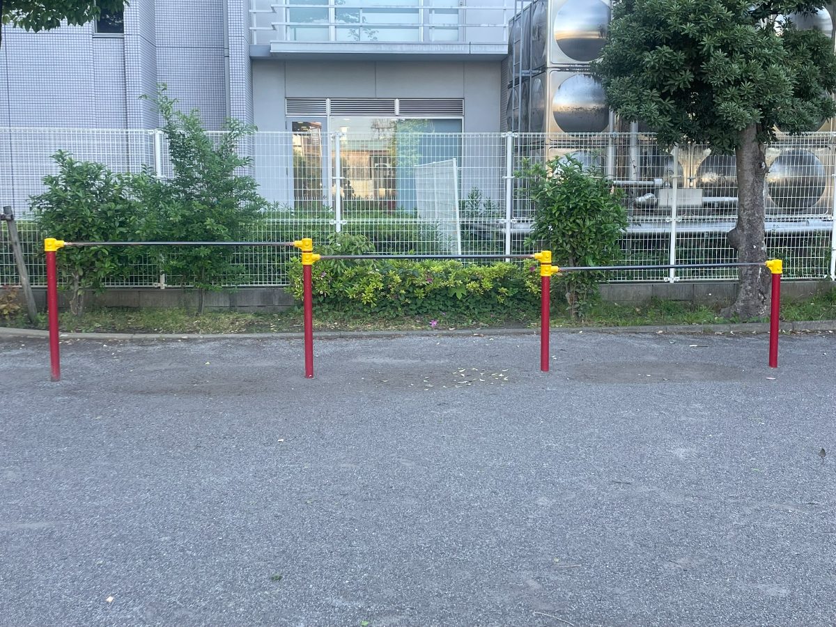 本町1丁目児童遊園地 赤い支柱の鉄棒2段セット