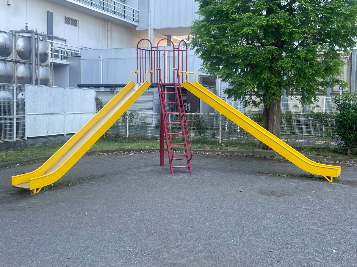 本町1丁目児童遊園地 黄色い2連すべり台と赤い階段