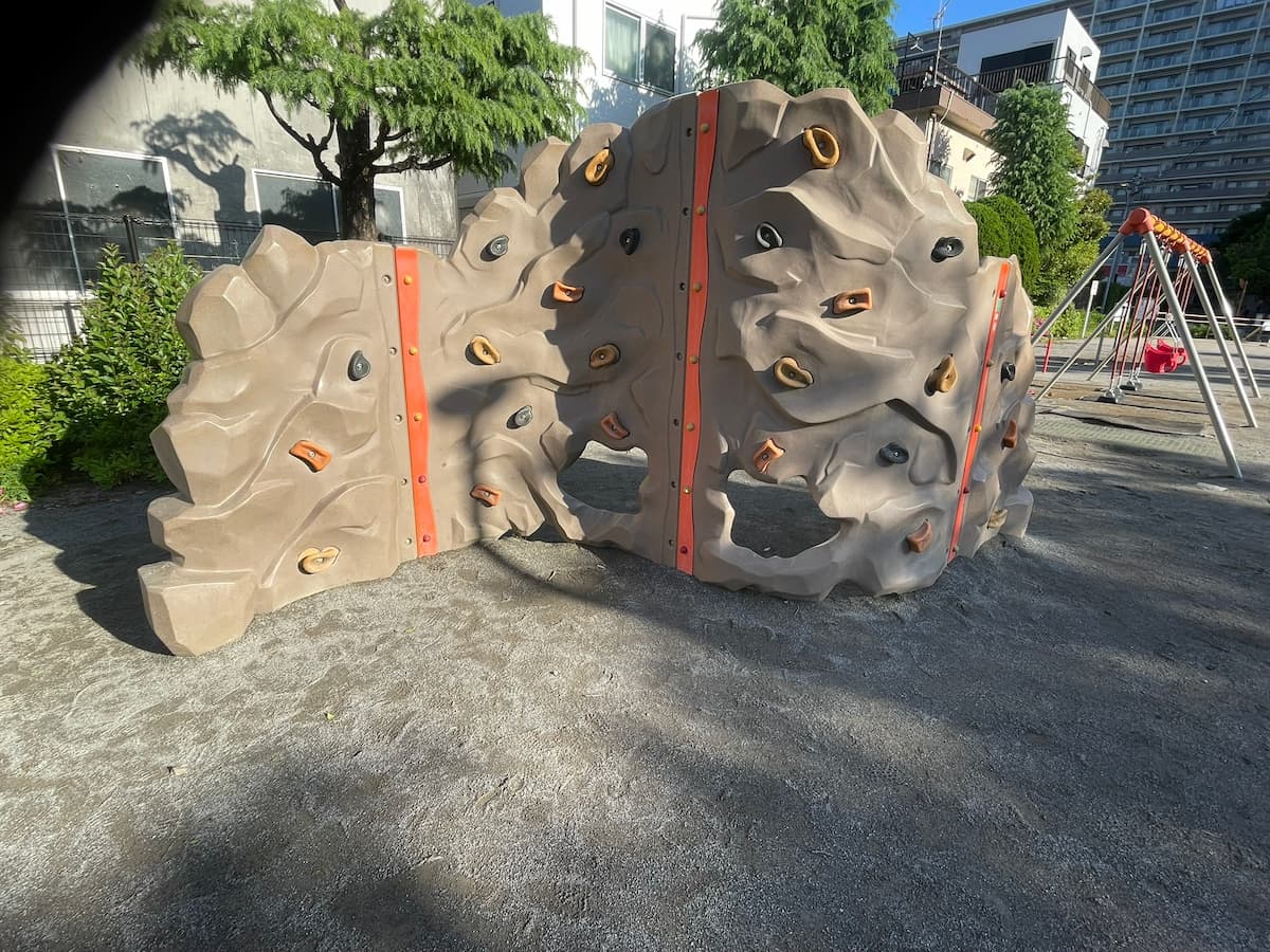 下前公園の大型ボルダリングウォール（独立型）