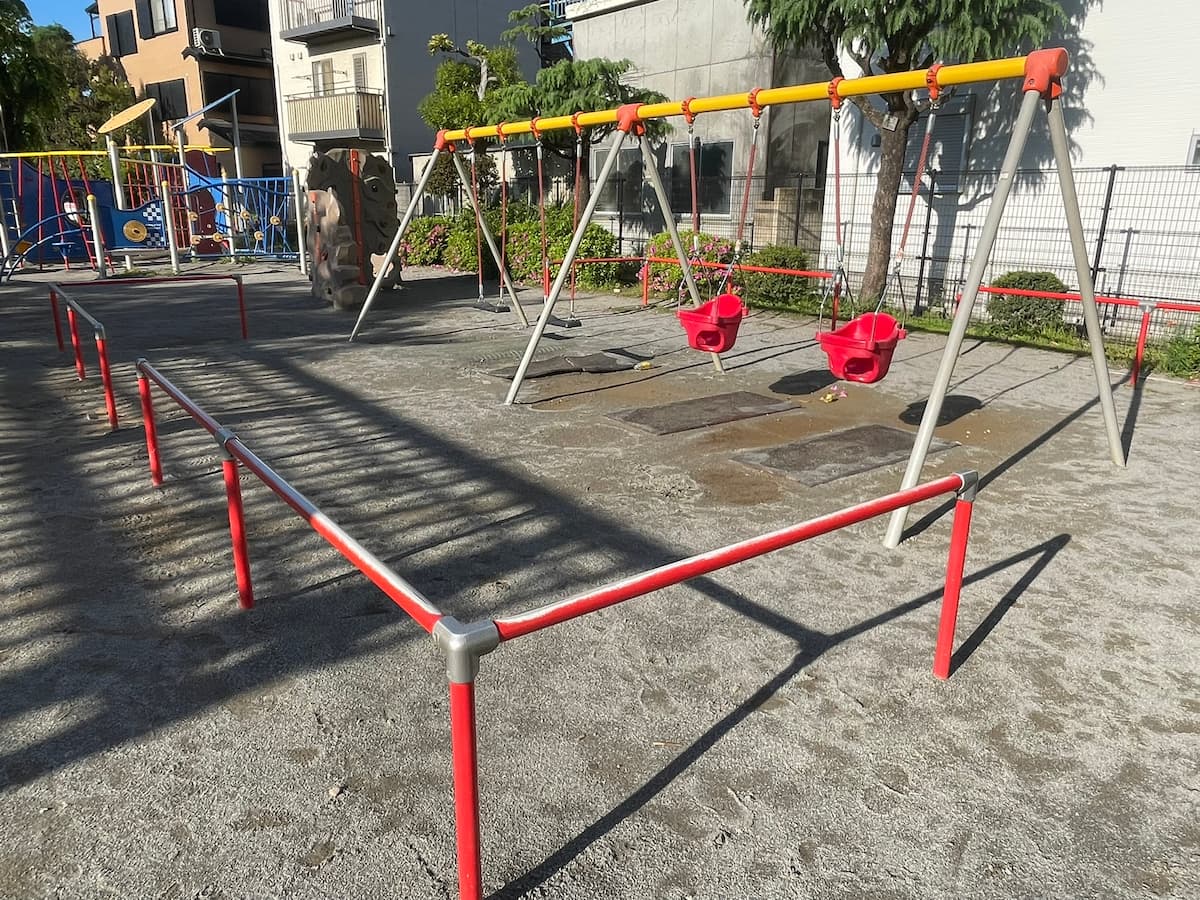 下前公園の幼児用カゴ型ブランコ