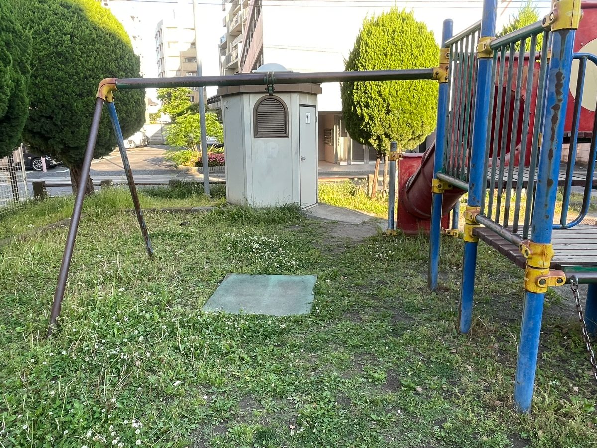 下戸田第一公園のブランコとトイレ外観