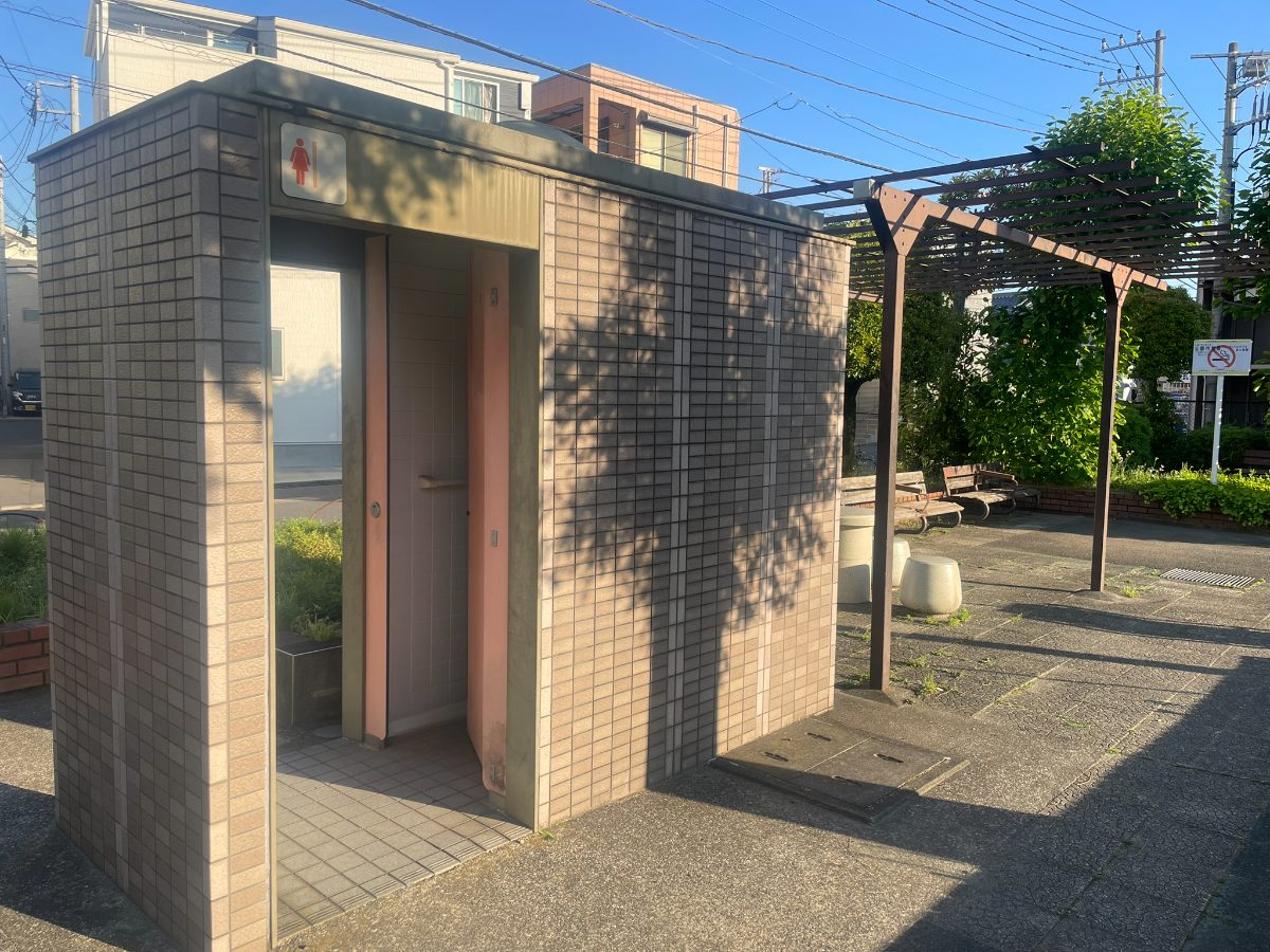 下戸田第二公園のトイレと藤棚