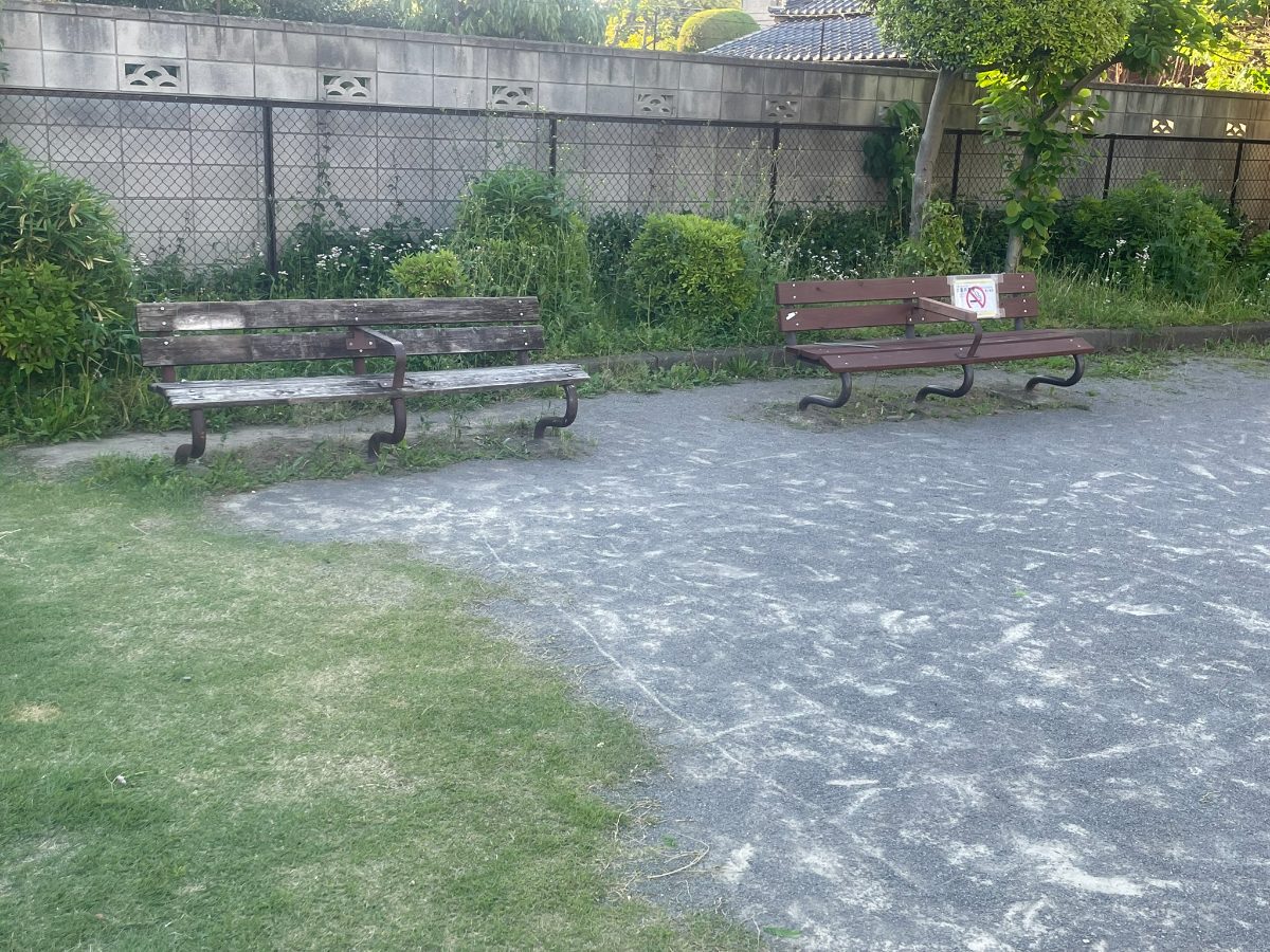 下戸田第二公園の芝生とベンチ