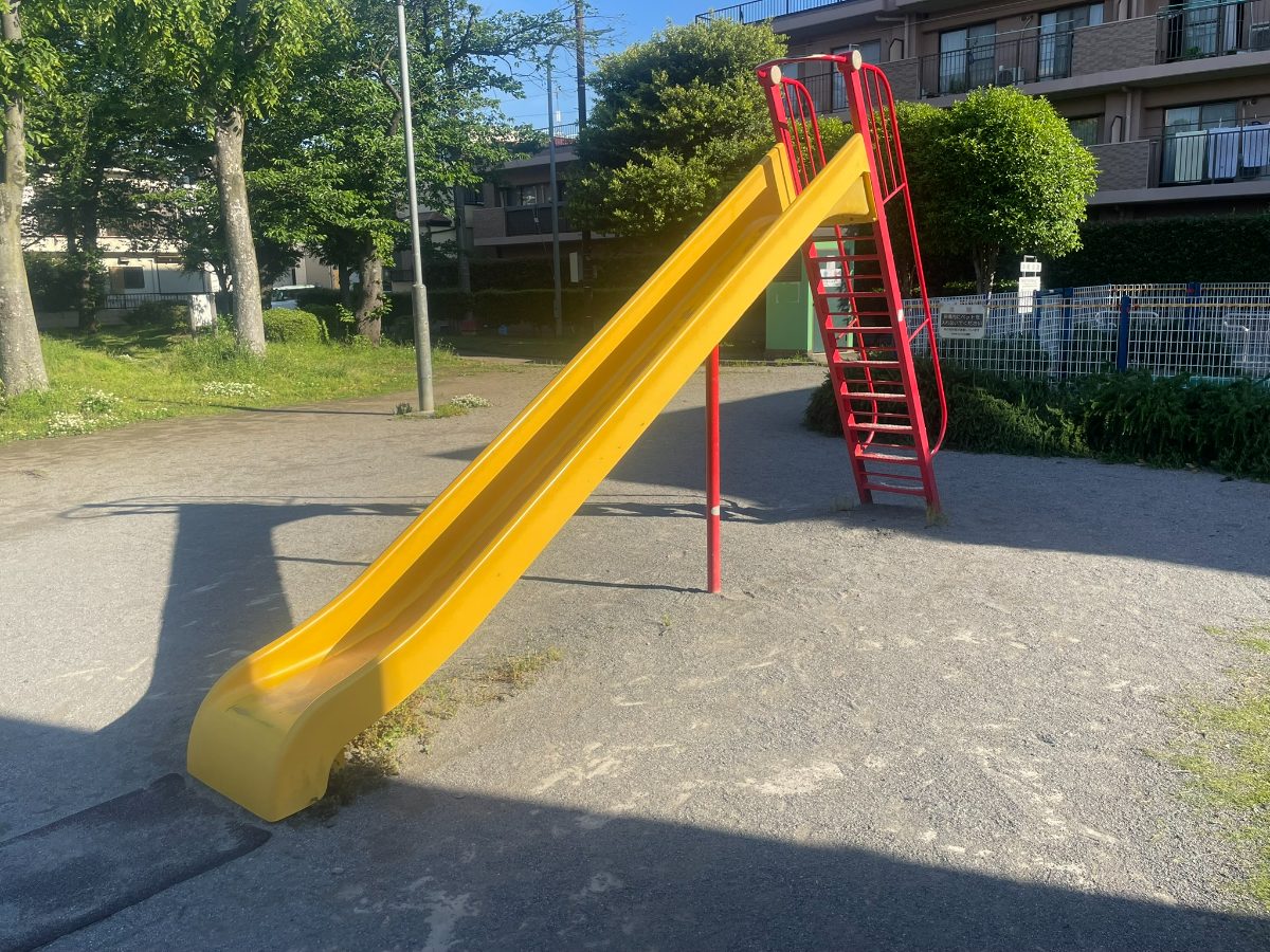 中町公園の長い黄色いすべり台