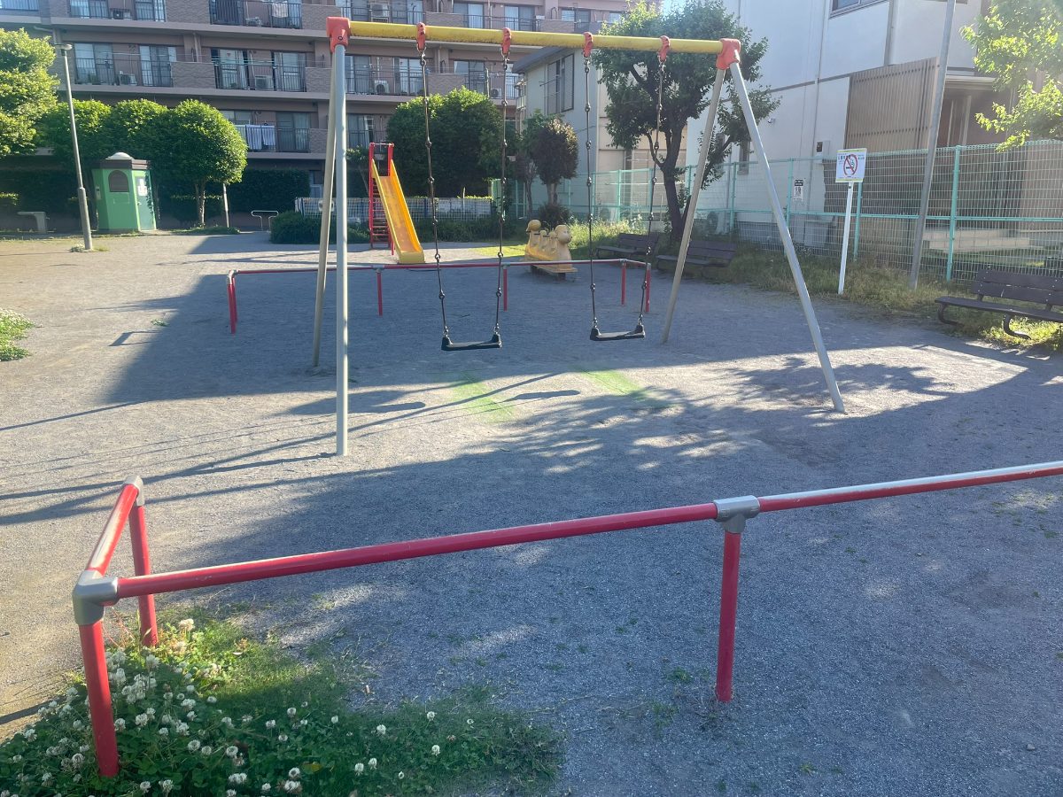中町公園のブランコ・鉄棒・すべり台のある遊具エリア全景