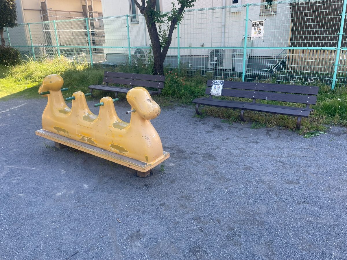 中町公園の黄色いラクダ型乗り物遊具とベンチ