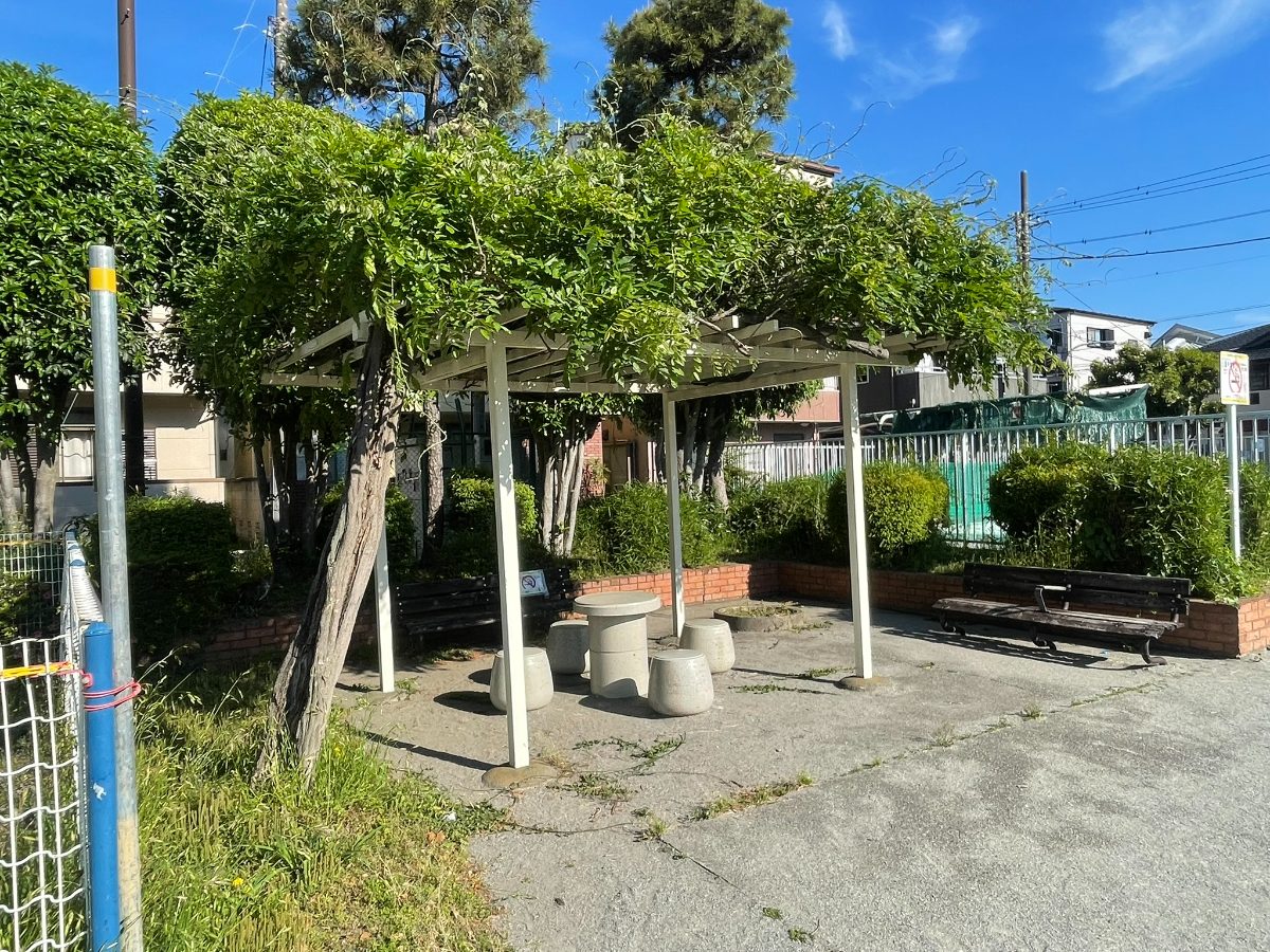 後谷第二公園の藤棚と休憩スペースの下に石テーブルとベンチ