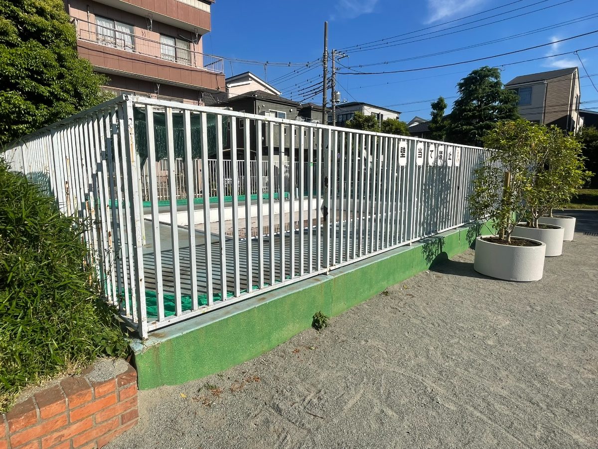白いフェンスで囲まれたちびっこプールエリア。夏季の水遊びスポット