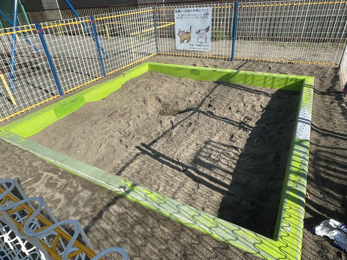 本町4丁目児童遊園地の砂場。ネットフェンスで囲まれた緑枠の砂場