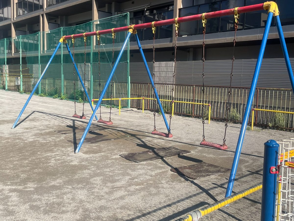 本町4丁目児童遊園地のブランコ。青いフレームのブランコが4連で並ぶ