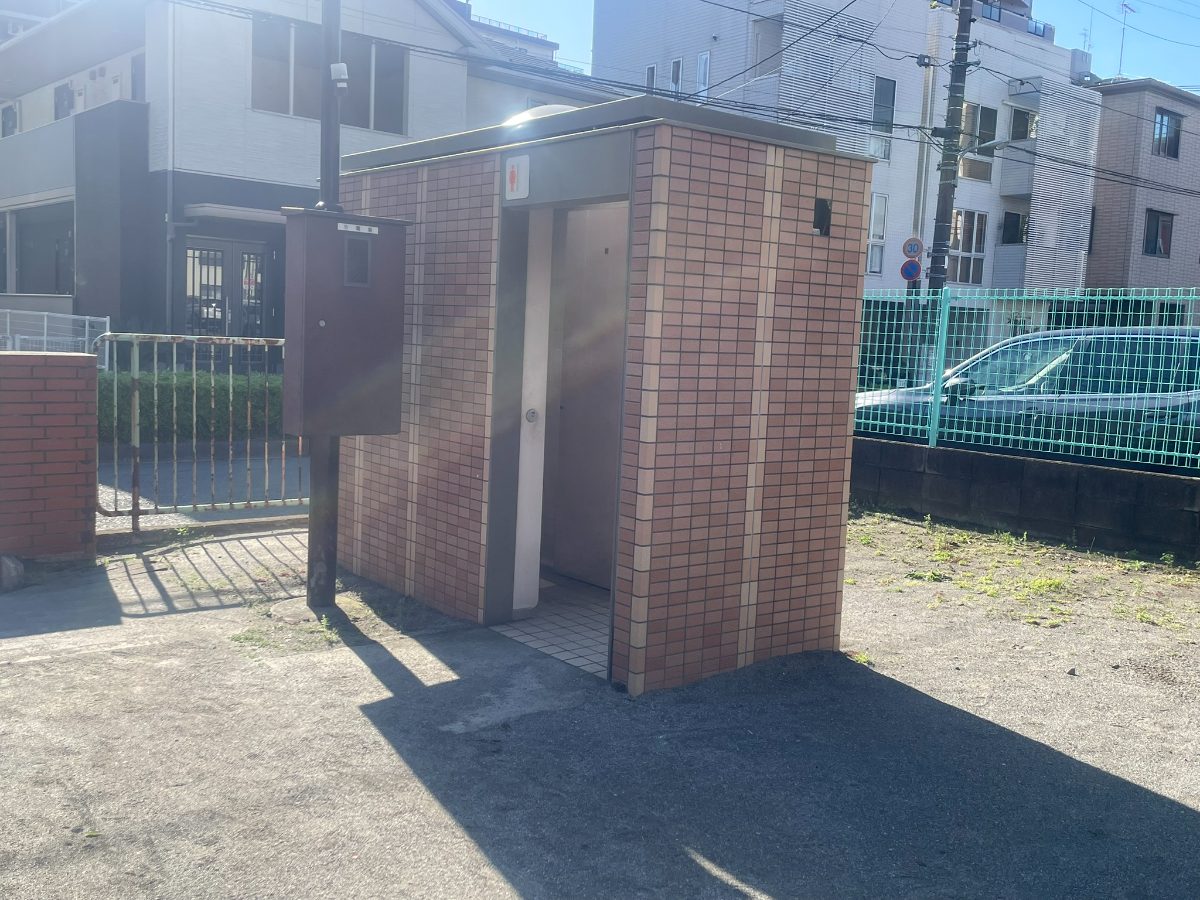 本町4丁目児童遊園地のトイレ。レンガタイル張りの清潔感ある公衆トイレ