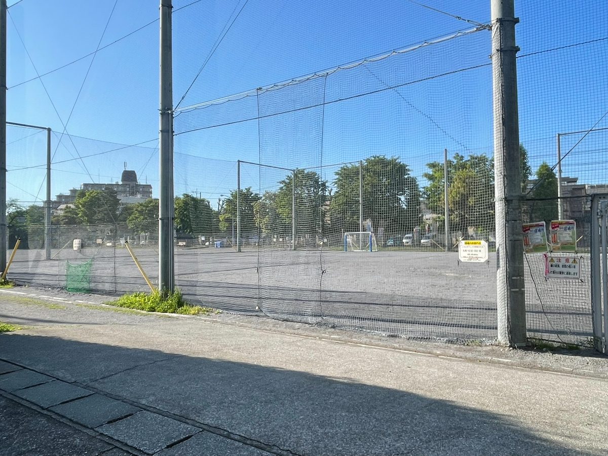 中町多目的広場のネットフェンス全景。フットサルゴールと広いグラウンドが見える