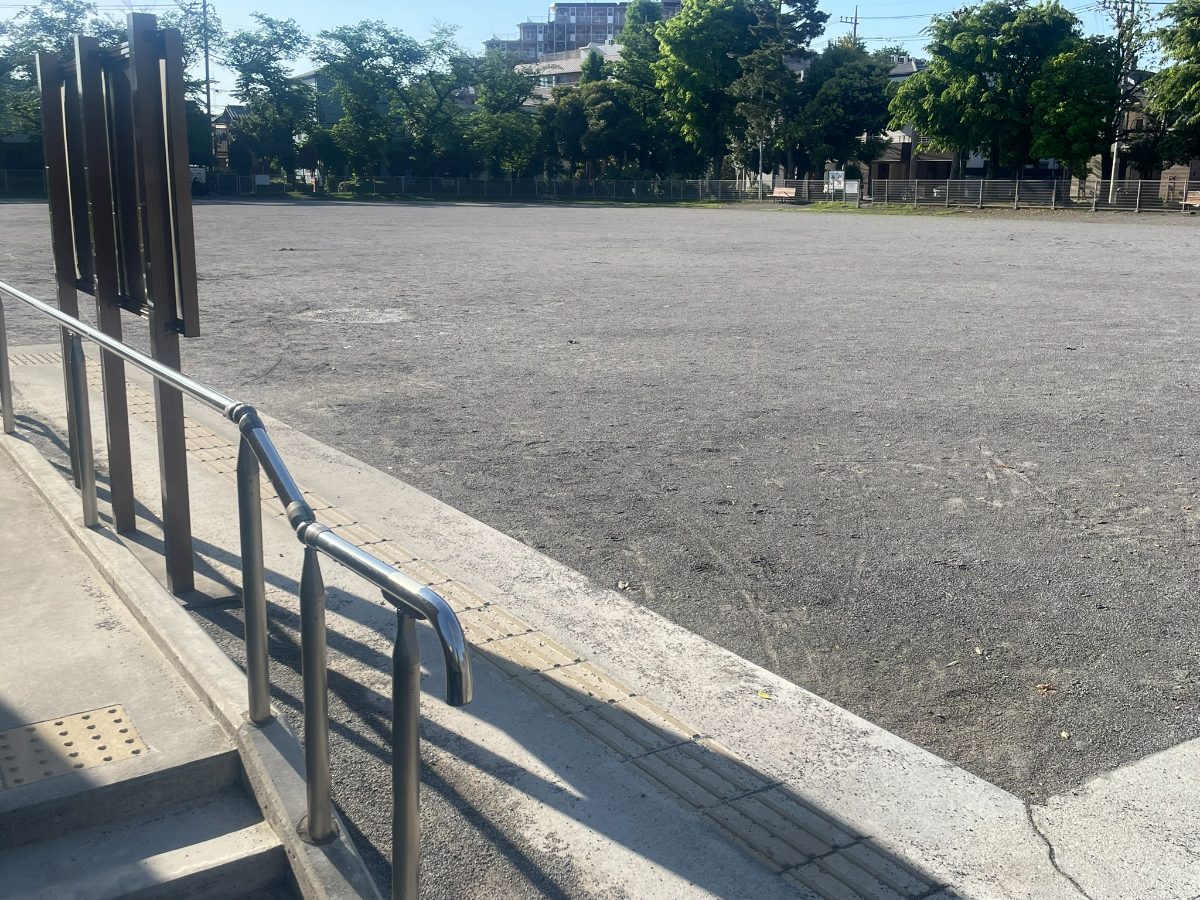 バリアフリー対応の入口スロープと点字ブロック。手すり付きで安全に入場できる