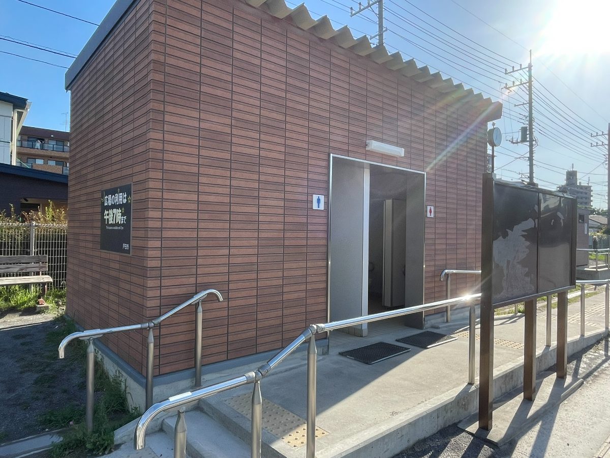 新しいレンガ調のバリアフリートイレ。男女別で清潔感のある施設