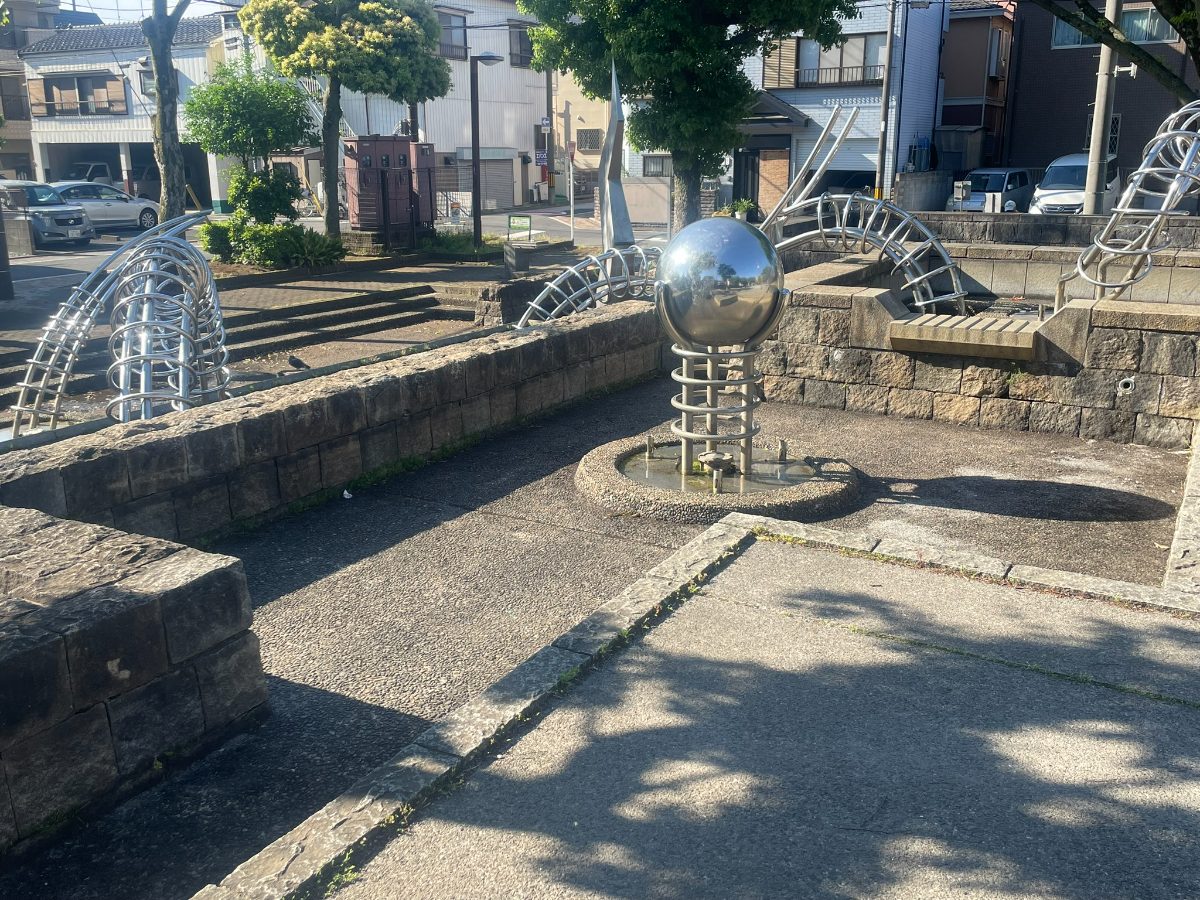 ミラーボール型オブジェと水遊びスペース全景