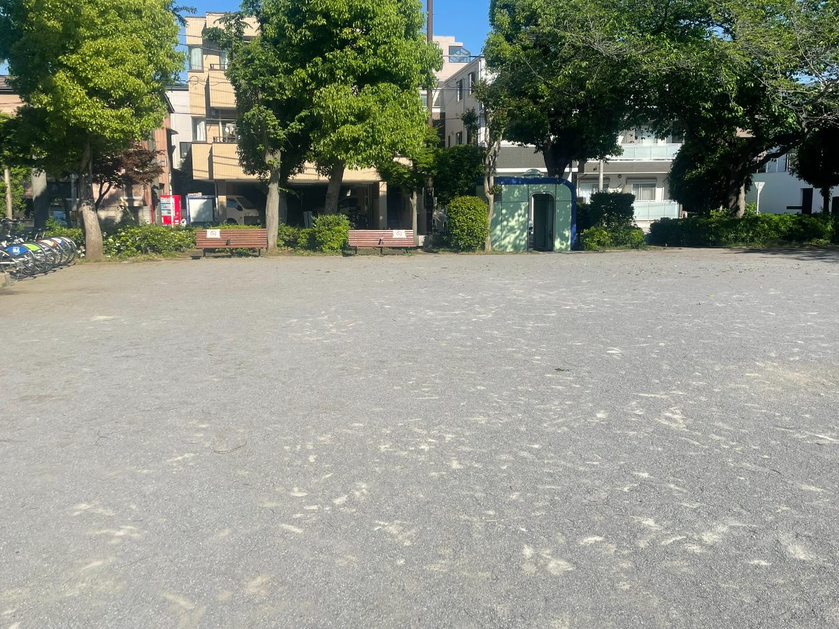 広々とした多目的広場とベンチ・公衆トイレ
