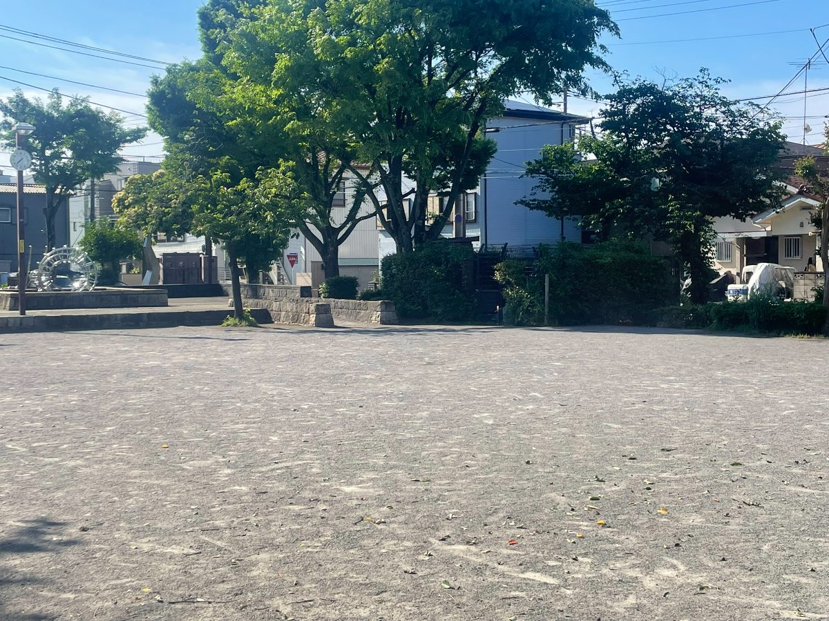 木々に囲まれた開放的な広場と噴水エリア