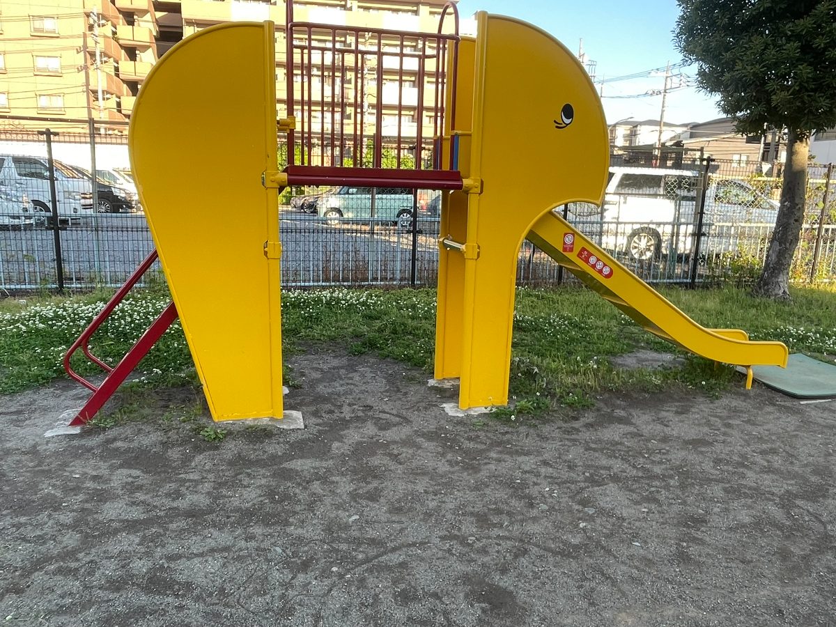 中町２丁目児童遊園地の砂場。緑の枠で囲まれた広い砂場