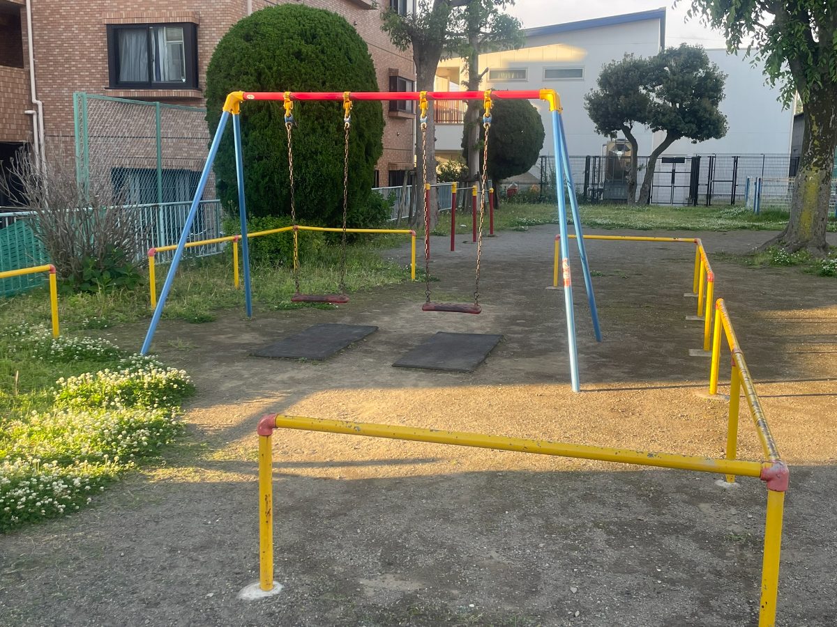 中町２丁目児童遊園地のゾウ型滑り台。黄色い象の形をしたユニークな滑り台遊具
