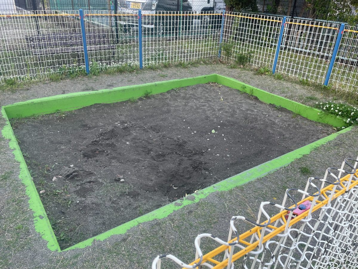 中町２丁目児童遊園地の鉄棒。赤いポールと黄色ジョイントのカラフルな鉄棒