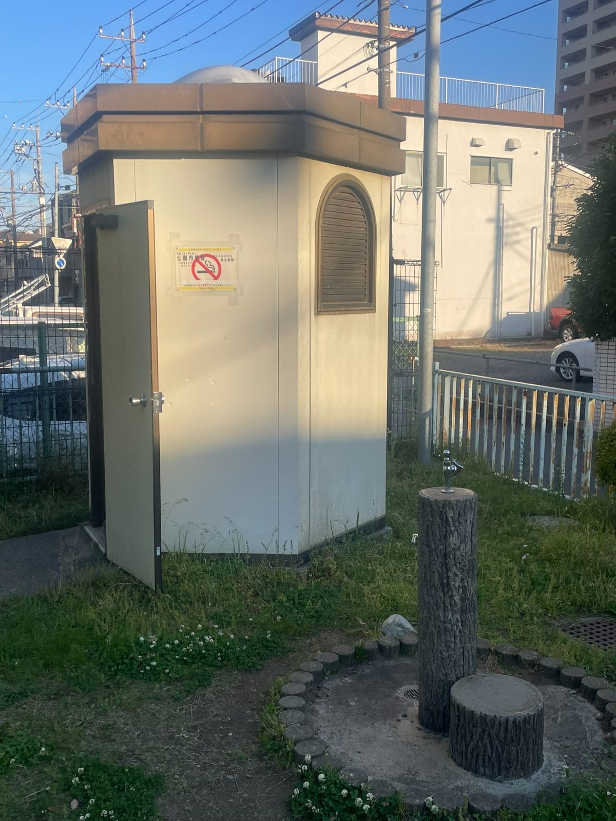 中町２丁目児童遊園地のトイレと水飲み台。丸太デザインのかわいらしい水飲み台を併設