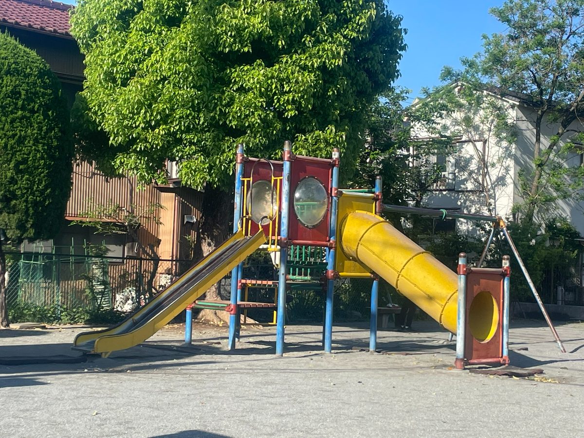 喜沢南2丁目児童遊園地の複合遊具。オープンスライダーとトンネルスライダーを備えた遊具の正面