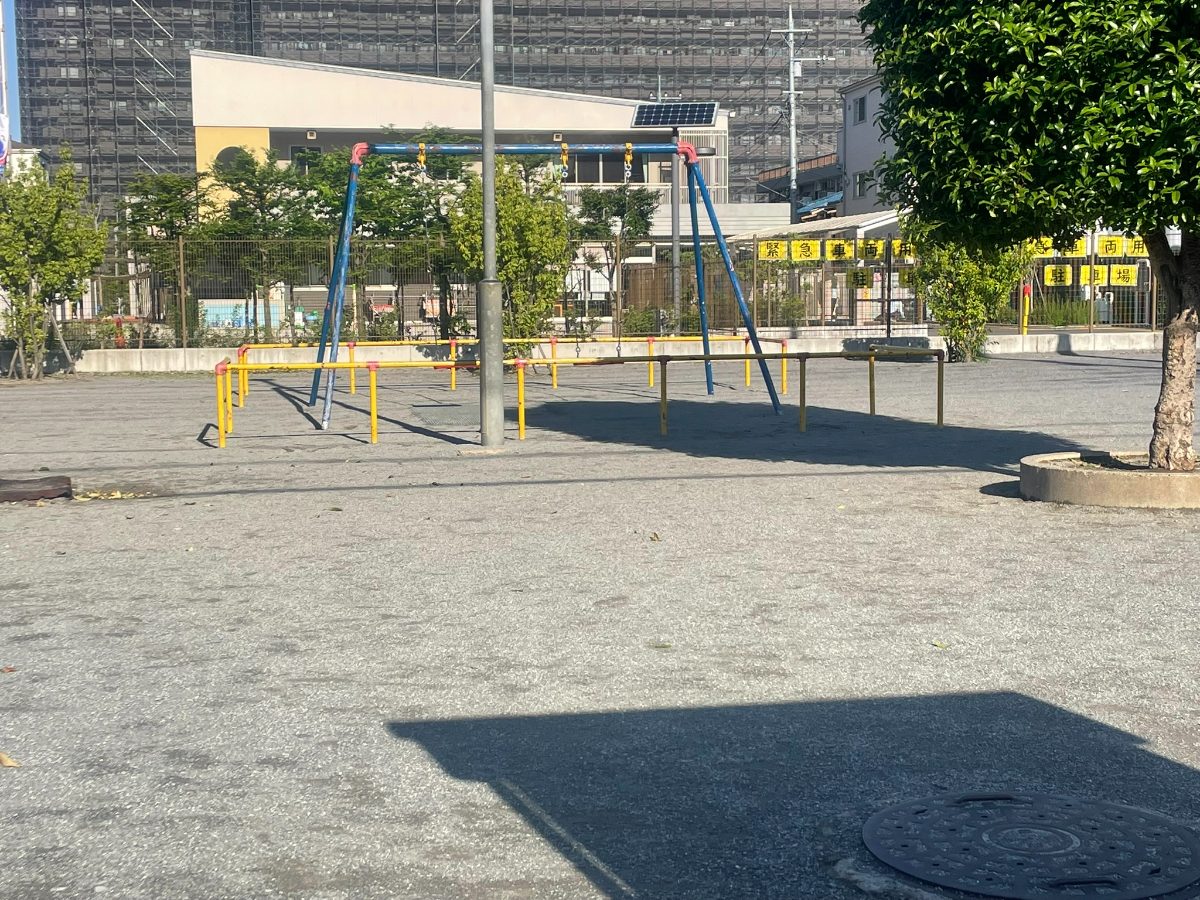 喜沢南2丁目児童遊園地のブランコ。青いフレームのブランコ2連